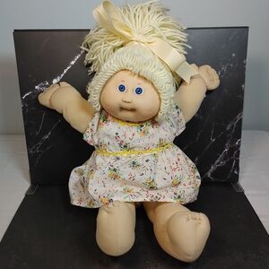 Cabbage Patch Kids Doll Vintage 1985 Girl, Blue Eyes, Blond Hair, Dimples, Tooth